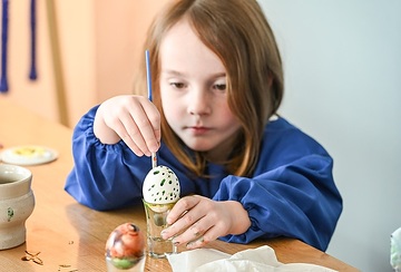 Ein Junge sitzt am 6. März 2024 am Wohnzimmertisch zuhause in Rheinbach und malt gekochte Eier an zu Ostern.