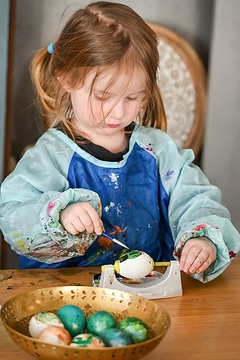 Ein Mädchen sitzt am 6. März 2024 am Wohnzimmertisch zuhause in Rheinbach und malt gekochte Eier an zu Ostern.