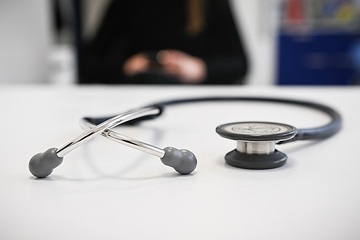 Ein Stethoskop liegt vor einer Patientin auf einem Schreibtisch im Behandlungszimmer einer Arztpraxis am 21. Dezember 2022 in Bonn.