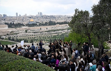 Teilnehmer mit Palmenblättern und Olivenzweigen, während der Palmsonntagsprozession auf dem Ölberg in Jerusalem (Israel) am 24. März 2024.