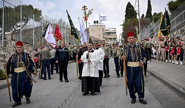 Kawas, die Ehrengarde des lateinischen Patriarchats, begleiten die Palmsonntagsprozession auf dem Ölberg in Jerusalem (Israel) am 24. März 2024.