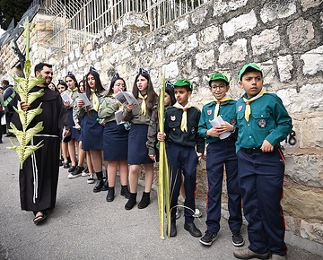 Palästinensische, katholische Pfadfinder am 24. März 2024 vor dem traditionellen Marsch zum Ölberg an Palmsonntag in Jerusalem (Israel).