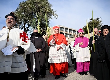 Kardinal Pierbattista Pizzaballa, Lateinischer Patriarch von Jerusalem, grüßt während der Palmsonntagsprozession auf dem Ölberg in Jerusalem (Israel) am 24. März 2024.