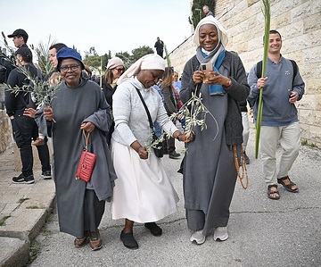 Ordensfrauen nehmen mit Olivenzweigen teil an der Palmsonntagsprozession auf dem Ölberg in Jerusalem (Israel) am 24. März 2024.