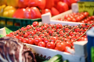 Gemüse in Körben, darunter Tomaten, bei einem Marktstand in Bonn am 27. Oktober 2022.