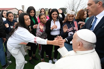 Papst Franziskus grüßt Frauen, Häftlinge, bei seiner Ankunft zu einem Gottesdienst mit Fußwaschung an Gründonnerstag 28. März 2024 im Frauengefängnis Rebibbia im Osten Roms (Italien).