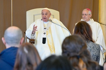 Papst Franziskus spricht bei einen Gottesdienst mit Fußwaschung an Gründonnerstag 28. März 2024 im Frauengefängnis Rebibbia im Osten Roms (Italien).