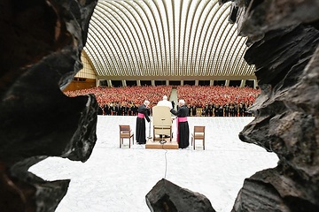 Papst Franziskus vor Teilnehmern am 6. April 2024 in der Audienzhalle im Vatikan bei einem Treffen mit ehrenamtlichen Mitarbeitenden des Roten Kreuzes in Italien.