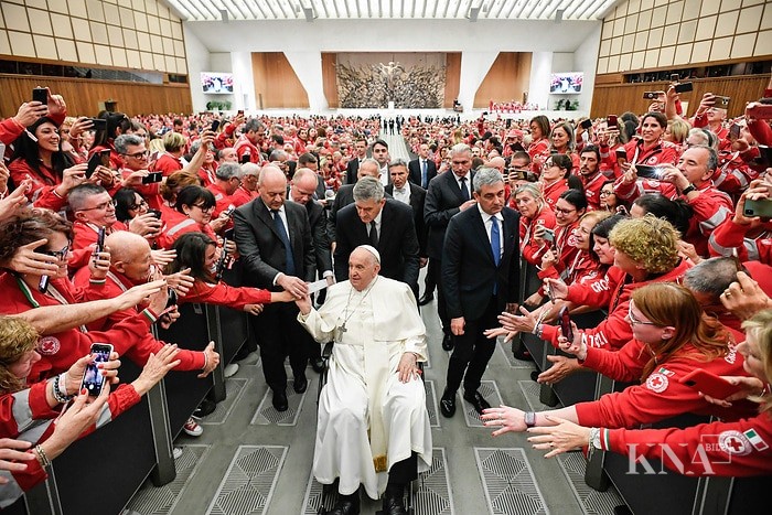 Papst Franzsikus mit Mitarbeitern des Roten Kreuzes
