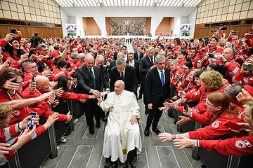 Papst Franziskus begrüßt Teilnehmer am 6. April 2024 in der Audienzhalle im Vatikan bei einem Treffen mit ehrenamtlichen Mitarbeitenden des Roten Kreuzes in Italien.