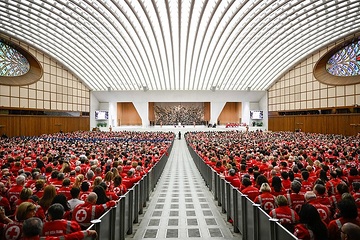 Volle Audienzhalle am 6. April 2024 im Vatikan bei einem Treffen von ehrenamtlichen Mitarbeitenden des Roten Kreuzes in Italien mit Papst Franziskus.