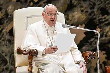 Papst Franziskus spricht am 6. April 2024 in der Audienzhalle im Vatikan bei einem Treffen mit ehrenamtlichen Mitarbeitenden des Roten Kreuzes in Italien.
