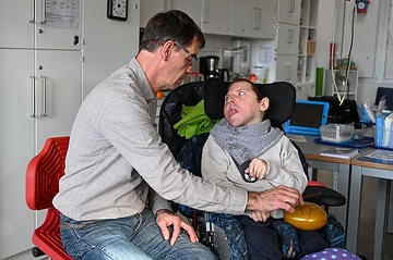 Ein Pfleger spielt mit Daniel Gasper am 7. November 2023 in einer Behindertenwerkstätte der Lebenshilfe in Bornheim.