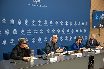 Kardinal Victor Manuel Fernandez (2.v.l.), Präfekt des Dikasteriums für die Glaubenslehre, bei einer Pressekonferenz zu "Dignitas infinita" (Unendliche Würde) am 8. April 2024 im Vatikan.