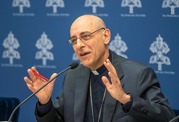 Kardinal Victor Manuel Fernandez, Präfekt des Dikasteriums für die Glaubenslehre, bei einer Pressekonferenz zu "Dignitas infinita" (Unendliche Würde) am 8. April 2024 im Vatikan.