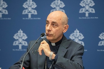 Kardinal Victor Manuel Fernandez, Präfekt des Dikasteriums für die Glaubenslehre, bei einer Pressekonferenz zu "Dignitas infinita" (Unendliche Würde) am 8. April 2024 im Vatikan.