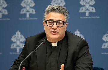 Armando Matteo, Sekretär der Kongregation für die Glaubenslehre, bei einer Pressekonferenz zu "Dignitas infinita" (Unendliche Würde) am 8. April 2024 im Vatikan.