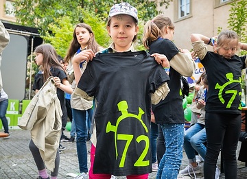 Ein Mädchen hält ein T-Shirt mit dem Aufdruck "72" hoch während der Auftaktveranstaltung zur 72-Stunden-Aktion des BDKJ (Bund der Deutschen Katholischen Jugend) am 23. Mai 2019 in Würzburg.