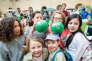 Kinder und Jugendliche posieren mit grünen Aktionsluftballons, während der Auftaktveranstaltung zur 72-Stunden-Aktion des BDKJ (Bund der Deutschen Katholischen Jugend) am 23. Mai 2019 in Würzburg.