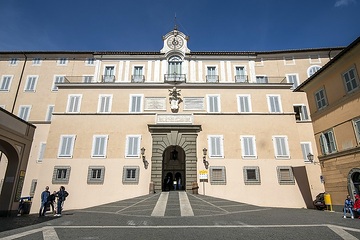 Eingangsfassade der päpstlichen Sommerresidenz von der "Piazza della Liberta" in Castel Gandolfo (Italien) am 23. März 2024.