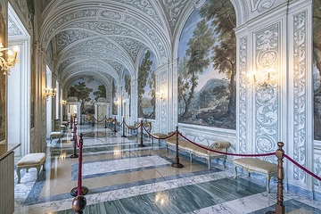 Flur mit Gewölbedecke in den Privatgemächern der Sommerresidenz der Päpste in Castel Gandolfo (Italien) am 23. März 2024.