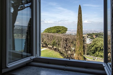 Blick aus einem Fenster der päpstlichen Sommerresidenz in Castel Gandolfo (Italien) in die Gärten auf dem Gelände der Päpstlichen Villen am 23. März 2024.