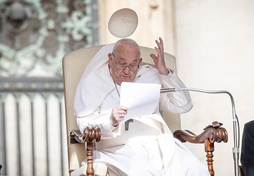 Ein Windstoß weht den Pileolus von Papst Franziskus fort während der Generalaudienz am 10. April 2024 auf dem Petersplatz im Vatikan.