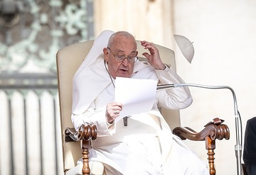Ein Windstoß weht den Pileolus von Papst Franziskus fort während der Generalaudienz am 10. April 2024 auf dem Petersplatz im Vatikan.