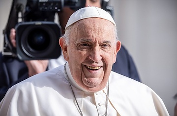 Papst Franziskus lacht bei der Generalaudienz am 10. April 2024 auf dem Petersplatz im Vatikan.