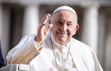 Papst Franziskus winkt freundlich vor der Generalaudienz am 10. April 2024 auf dem Petersplatz im Vatikan.