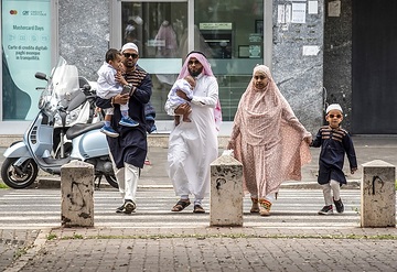 Eine muslimische Familie auf dem Weg zum Gebet zum Fastenbrechen am 10. April 2024 in Rom (Italien).