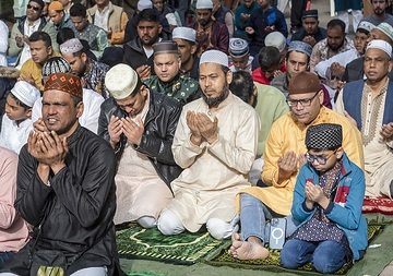 Muslime beim Gebet zum Fastenbrechen am 10. April 2024 auf der Piazza dei Consoli in Rom (Italien).