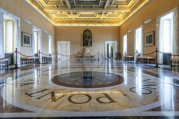 Blick in den Salone degli Svizzeri (dt. Schweizer Salon) in der Sommerresidenz der Päpste in Castel Gandolfo (Italien) am 23. März 2024.