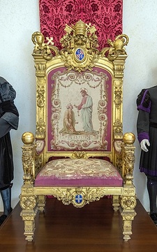 Der Thron von Pius IX. für den Konsistoriumssaal in den historischen Sammlungen in der Sommerresidenz der Päpste in Castel Gandolfo (Italien) am 23. März 2024.