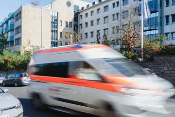 Ein Rettungswagen fährt schnell an einem Krankenhaus vorbei am 27. Oktober 2022 in Würzburg.