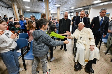 Papst Franziskus trifft Kinder in einer römischen Pfarrei zum Auftakt der "Schule des Gebets" anlässlich eines Gebets als Vorbereitung auf das Heilige Jahr 2025, am 11. April 2024 in Rom (Italien).