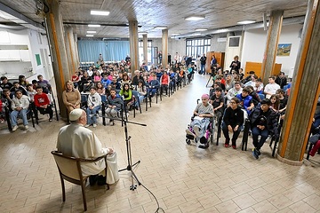 Papst Franziskus spricht vor Kindern in einer römischen Pfarrei zum Auftakt der "Schule des Gebets" anlässlich eines Gebets als Vorbereitung auf das Heilige Jahr 2025, am 11. April 2024 in Rom (Italien).