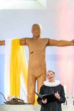 Bischöfin Kirsten Fehrs, Ratsvorsitzende der Evangelischen Kirche in Deutschland (EKD), beim ökumenischen Gottesdienst zur Eröffnung der "Woche für das Leben" am 13. April 2024 in der Marienkirche des Sankt Vicenzstiftes in Rüdesheim.