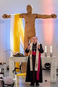 Georg Bätzing, Bischof von Limburg und Vorsitzender der Deutschen Bischofskonferenz (DBK), beim ökumenischen Gottesdienst zur Eröffnung der "Woche für das Leben" am 13. April 2024 in der Marienkirche des Sankt Vicenzstiftes in Rüdesheim.