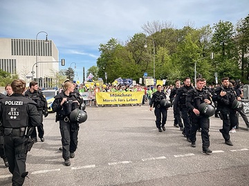Polizei und Demonstranten beim "Marsch für das Leben" am 13. April 2024 in München.