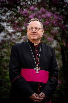 Georg Bätzing, Bischof von Limburg und Vorsitzender der Deutschen Bischofskonferenz (DBK), am 13. April 2024 in Rüdesheim.