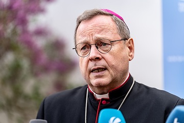 Georg Bätzing, Bischof von Limburg und Vorsitzender der Deutschen Bischofskonferenz (DBK), bei der Eröffnung der "Woche für das Leben" am 13. April 2024 in Rüdesheim.