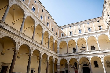 Der Innenhof des Palazzo della Cancelleria, (dt. "Kanzleipalast"), Sitz verschiedener Gerichtshöfe des Vatikan, am 12. September 2023 in Rom (Italien).