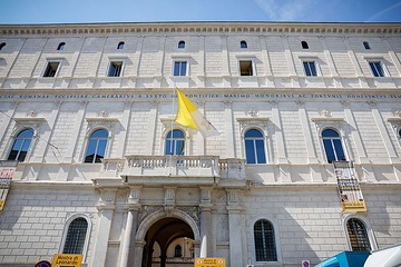 Fassade des Palazzo della Cancelleria (dt. "Kanzleipalast"), Sitz verschiedener Gerichtshöfe des Vatikan, am 12. September 2023 in Rom (Italien).
