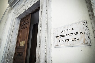 Hinweisschild mit der Aufschrift "Sacra Paenitentiaria Apostolica" am Palazzo della Cancelleria (dt. "Kanzleipalast"), Sitz verschiedener Gerichtshöfe des Vatikan, am 29. Oktober 2018 in Rom (Italien).