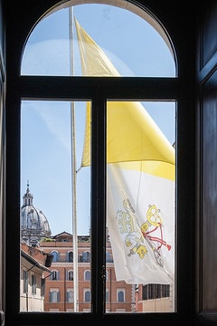 Blick aus dem Palazzo della Cancelleria (dt. "Kanzleipalast"), Sitz verschiedener Gerichtshöfe des Vatikan, auf die vatikanische Flagge vor dem Gebäude am 12. September 2023 in Rom (Italien).
