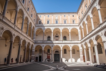 Der Innenhof des Palazzo della Cancelleria (dt. "Kanzleipalast"), Sitz verschiedener Gerichtshöfe des Vatikan, am 12. September 2023 in Rom (Italien).