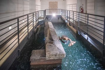 Kleiner See, unter dem ein Grab aus der Römerzeit liegt, im Keller des Palazzo della Cancelleria (dt. "Kanzleipalast"), Sitz verschiedener Gerichtshöfe des Vatikan, am 12. September 2023 in Rom (Italien).