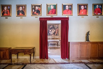 Die Apostolische Pönitentiarie mit Porträts ehemaliger Kardinalgroßpönitentiare im Palazzo della Cancelleria (dt. "Kanzleipalast"), Sitz verschiedener Gerichtshöfe des Vatikan, am 12. September 2023 in Rom (Italien).