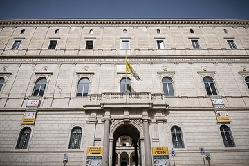 Fassade des Palazzo della Cancelleria (dt. "Kanzleipalast"), Sitz verschiedener Gerichtshöfe des Vatikan, am 16. April 2024 in Rom (Italien).